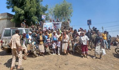 أولياء دم الجندي نوح عبدالهادي ينفذون وقفة احتجاجية أمام نيابة الضالع للمطالبة بسرعة إحالة القضية إلى المحكمة