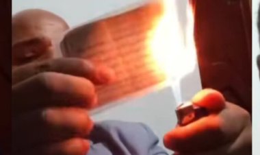 محامٍ يحرق بطاقته احتجاجًا على إفلات متهمي الابتزاز بتعز