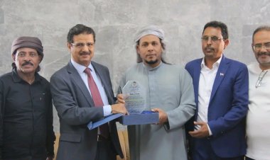 محافظ سقطرى يودّع عضو هيئة رئاسة المجلس الانتقالي الجنوبي ويمنحه درع شكر وتقدير