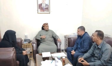 محافظ سقطرى يناقش مع الهيئة العامة للشؤون البحرية جهود التخلص من الباخرة الجانحة جلف دوف