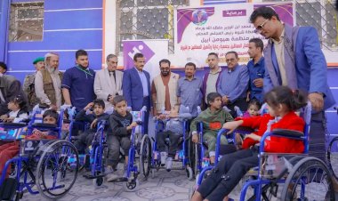 المحافظ بن الوزير يدشن توزيع 442 كرسيًا متحركًا للطلاب من ذوي الإعاقة