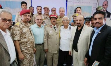 اللواء بن بريك يهنئ العقيد الركن عبدالفتاح الشاعري بحصوله على درجة الماجستير في العلوم العسكرية