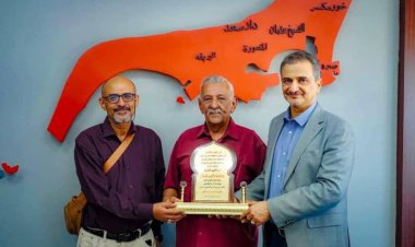 محافظ عدن يكرّم الأديب محمد ناصر شراء بدرع الوفاء والإبداع