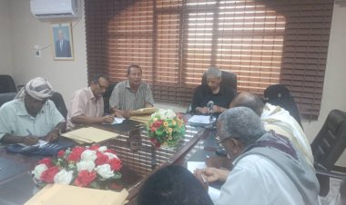 محافظ لحج يترأس اجتماع اللجنة الفرعية للمناقصات والمزايدات لفتح مظاريف مشاريع خدمية