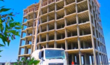 معلم سياحي جديد يقترب من الاكتمال.. دخول سقف الطابق الثامن بفندق الوليد السياحي