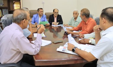 مدير عام دارسعد يتناقش مع لجنة متابعة المشاريع بالمحافظة مستوى إنجاز وتنفيذ البرنامج  الاستثماري للعام 2025