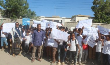 معلمو وطلاب مدارس منطقة الدرجاج ينظمون وقفة احتجاجية للمطالبة بصرف المرتبات المتأخرات