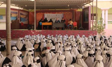 هيئة السلم المجتمعي تدشن جلسات توعوية حول مكافحة الابتزاز الإلكتروني لطالبات ثانويتين بالمكلا