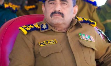 مدير عام شرطة شبوة يعزي العقيد محمد الفانوص بن رشيد في وفاه والدته