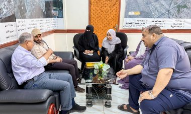 راشد وبن جرادي يناقشان آلية عمل صندوق النظافة في السوق الشعبي للنساء بصيرة