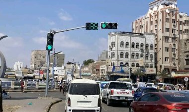 شرطة السير بعدن تدشّن التشغيل التجريبي للإشارات الضوئية في جولة القاهرة