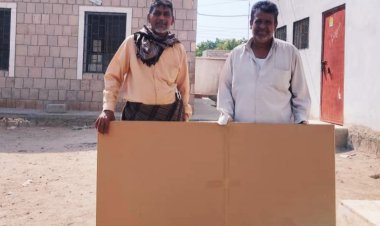 شركة الشامل للصرافة تقدم سبورة لمدرسة التوحيدي بزنجبار