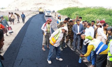 محافظ أبين يدشن أعمال سفلتة طريق الحصن سد حسان باستخدام أول خلاطة أسفلتية بمنظومة الفلر صديقة للبيئة