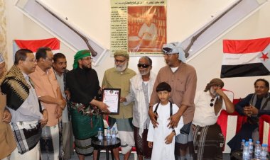 قيادة انتقالي الديس الشرقية تكرم الشيخ عبدالقادر سعيد بن علي الحاج الحوثري شيخ قبيلة الحوثرة بمديرية الديس الشرقية وشرق حضرموت