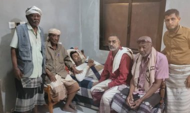 وفد من قيادات الانتقالي والشخصيات الاجتماعية يزورون المناضل الإعلامي السنيدي في منزله بباتيس