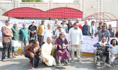 غضب الجرحى وأسر الشهداء يهز المعاشيق : مئات المحتجين يطالبون بحقوقهم المنسية في عدن