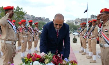 الرئيس الزُبيدي يضع إكليلا من الزهور على النصب التذكاري لشهداء الجنوب العربي بمناسبة العيد الـ58 للاستقلال الوطني 30 نوفمبر