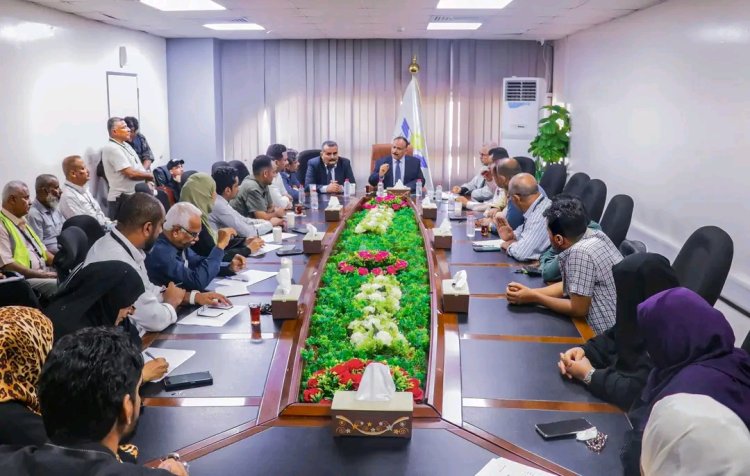 وزير النقل يتفقد سير العمل بمطار عدن الدولي ويعقد اجتماعاً موسعاً لقياداته الادارية والفنية والأمنية