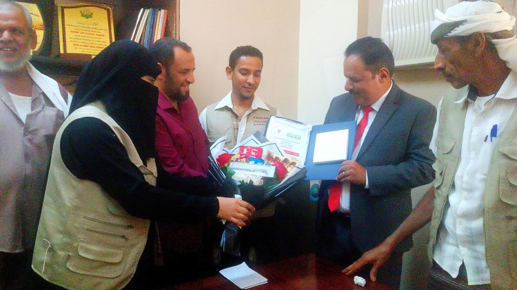 تكريم مدير مكتب الصناعة والتجارة بلحج عبدالرب الجعفري نظير عطائه وجهوده في تطوير الأداء الإداري