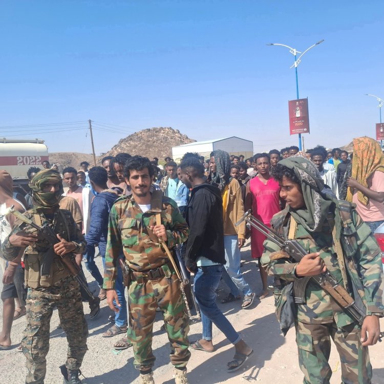 شبوة: الأجهزة الأمنية والعسكرية تبدأ بحصر المهاجرين الأفارقة تمهيدًا لترحيلهم من مدينة عتق