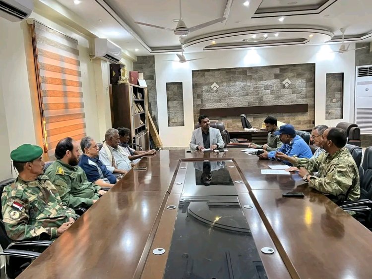 اللجنة الأمنية بمديرية الشيخ عثمان تناقش تعزيز التنسيق الميداني ورفع مستوى التحريات الأمنية