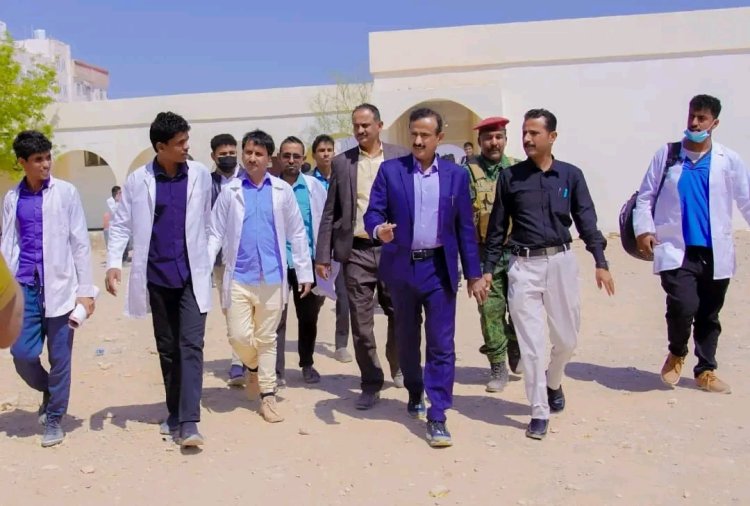 المحافظ بن الوزير يتفقد سير الدراسة في معهد أمين ناشر للعلوم الصحية بمدينة عتق