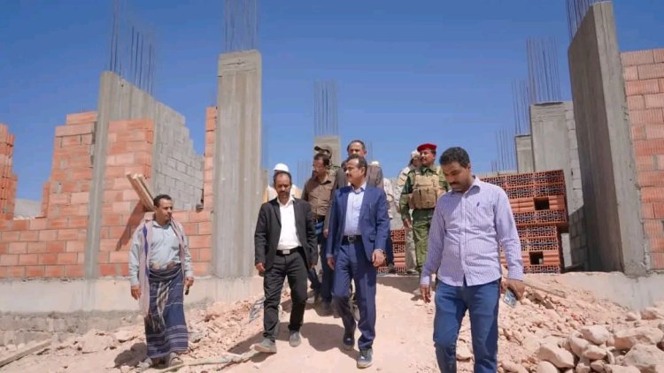 محافظ شبوة يتفقد أعمال التوسعة الجارية للمدينة الطبية ومستوى الانجاز بمركز علاج سؤ التعذية بمدينة عتق