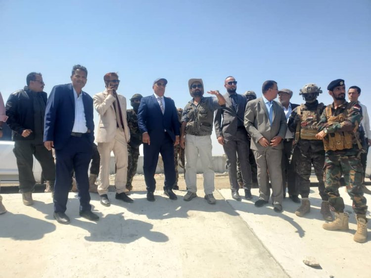 نائب وزير الصناعة والتجارة ومحافظ أبين يتفقدان سير العمل في مشروع سد حسان الاستراتيجي