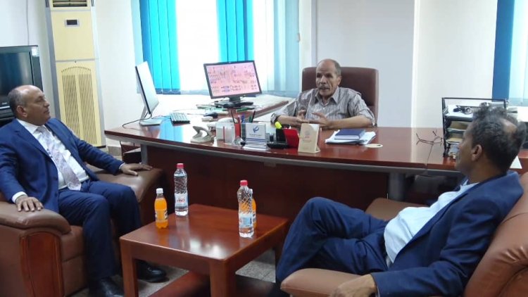 مخالفات بروتوكولية في لقاء حكومي وصناعي تثير استياء.. ونائب مدير تنفيذي في شركة أسمنت واعلام وزارة الصناعة يتصدران المشهد بشكل غير مبرر