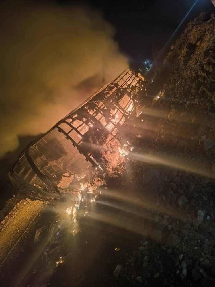 مأساة فجر العرقوب.. حافلتان تشتعلان ومصرع العشرات في حادث مروّع بأبين