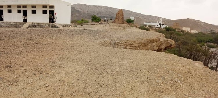 أهالي منطقة هيثة برضوم يطالبون المحافظ إبن الوزير بتسوير مدرستهم