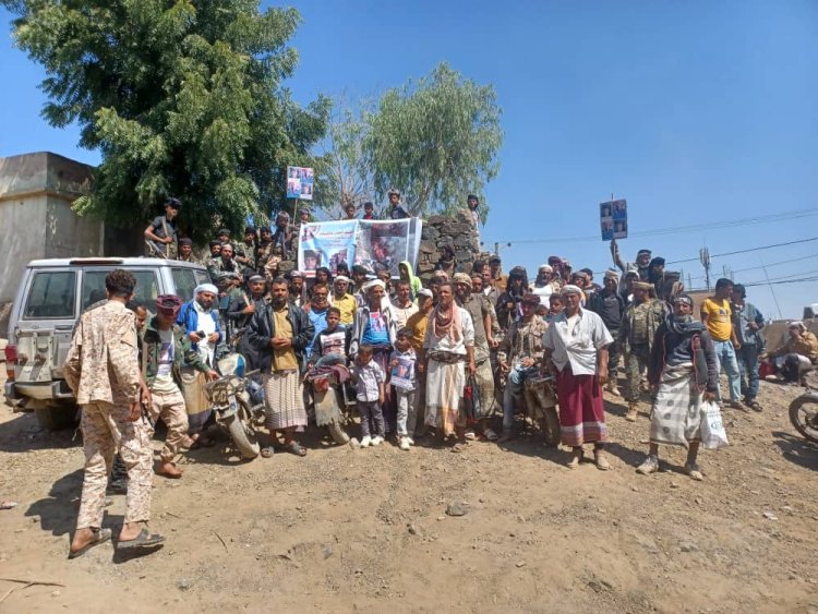 أولياء دم الجندي نوح عبدالهادي ينفذون وقفة احتجاجية أمام نيابة الضالع للمطالبة بسرعة إحالة القضية إلى المحكمة