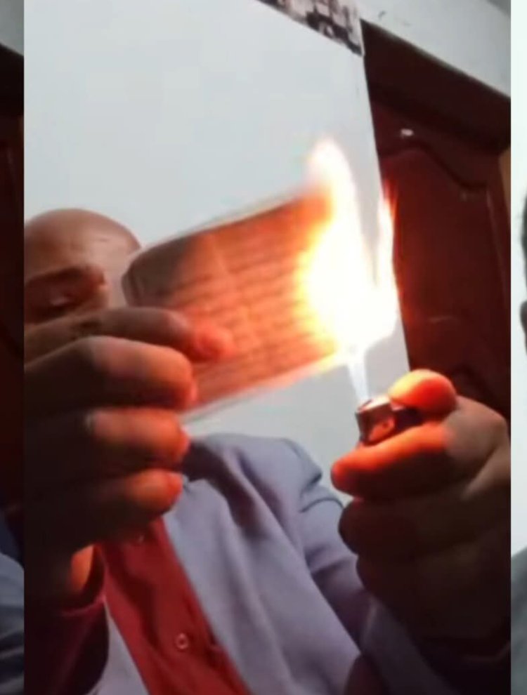 محامٍ يحرق بطاقته احتجاجًا على إفلات متهمي الابتزاز بتعز