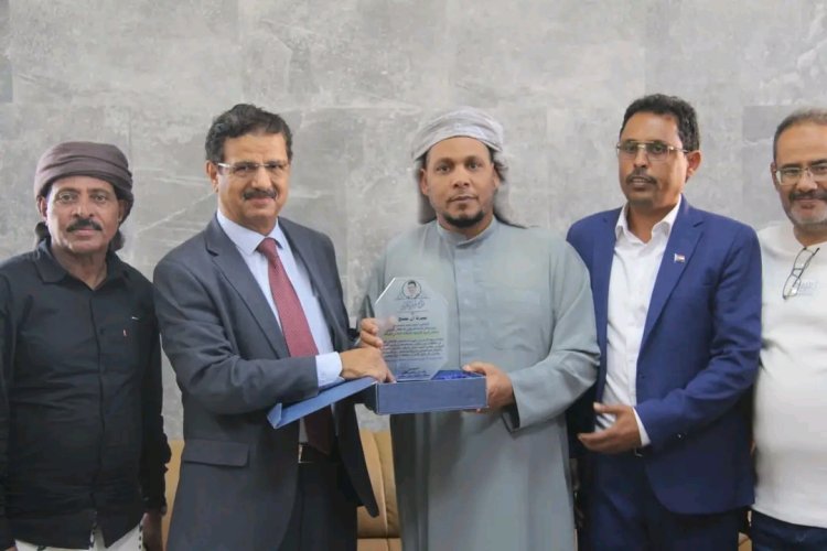 محافظ سقطرى يودّع عضو هيئة رئاسة المجلس الانتقالي الجنوبي ويمنحه درع شكر وتقدير