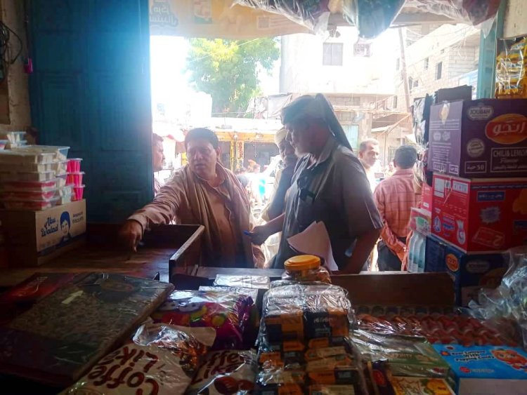 مدير عام الحوطة ينفّذ نزولاً ميدانياً لمراقبة أسعار السلع في المديرية