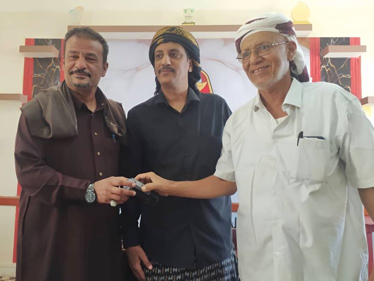 الاستلام والتسليم بين المديرين السلف والخلف لمكتب إدارة التربية والتعليم بمديرية شبام