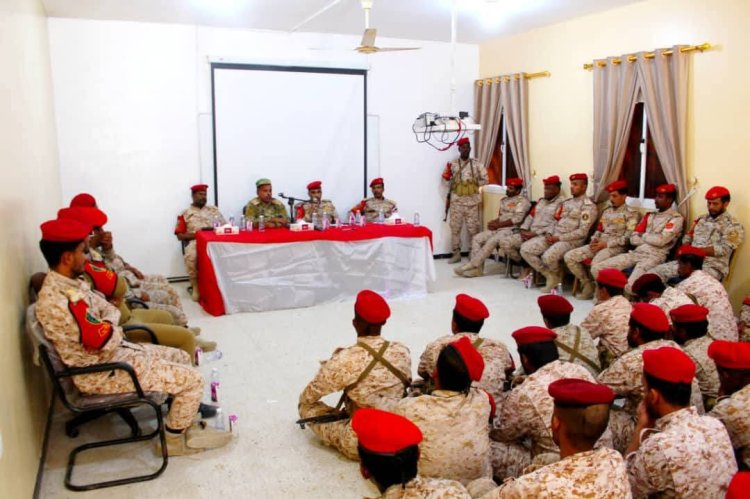 رئيس شعبة التوجية العميد الجهوري ينفذ محاضرة توعوية حول الانضباط العسكري لأفراد الشرطة العسكرية