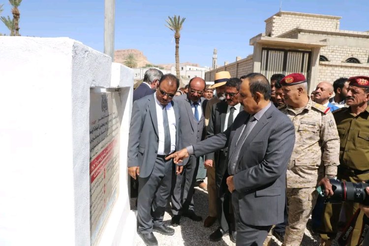 محافظ حضرموت يضع حجر الأساس لعدد من المشاريع الخدمية والتنموية بمديرية تريم