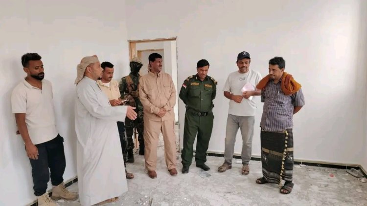 محافظ سقطرى يتفقد التجهيزات النهائية لمبنى السلطة المحلية بالمحافظة