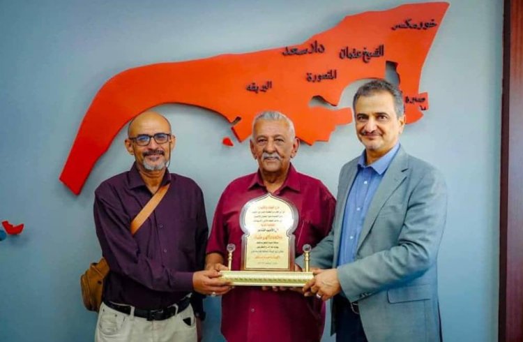 محافظ عدن يكرّم الأديب محمد ناصر شراء بدرع الوفاء والإبداع