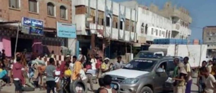 السلطة المحلية في خنفر تتكفل بعلاج مصابي الحادث الإجرامي بسوق الأسماك جعار وتناشد الأجهزة الأمنية بالقبض على الجناة