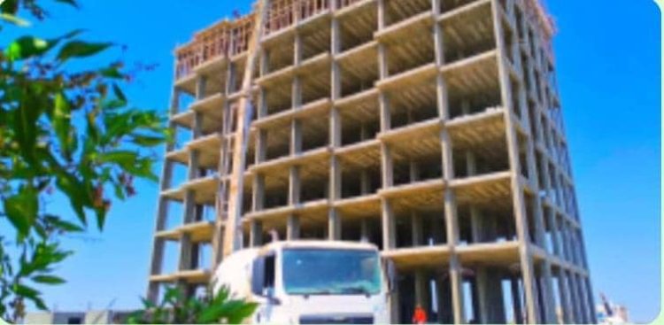 معلم سياحي جديد يقترب من الاكتمال.. دخول سقف الطابق الثامن بفندق الوليد السياحي