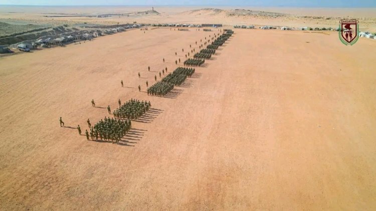 برعاية المحافظ بن الوزير… قوات دفاع شبوة تحتفل بتخريج اللواء الثامن واستعراض جاهزيته القتالية