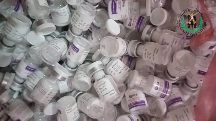 قوات الحزام الأمني تضبط شحنة أدوية مهربة في نقطة مصنع الحديد غرب عدن