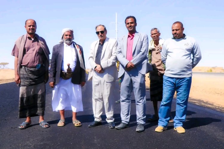 الأمين العام يدشّن أعمال الأسفلت في مشروع توسعة المدخل الغربي لمدينة عتق بتمويل محلي