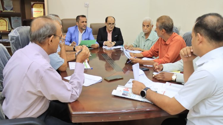 مدير عام دارسعد يتناقش مع لجنة متابعة المشاريع بالمحافظة مستوى إنجاز وتنفيذ البرنامج  الاستثماري للعام 2025