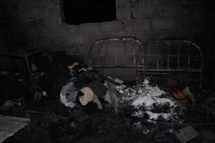 تعز.. خلية الأعمال الإنسانية تقدم مساعدات عاجلة لعائلة نازحة بعد حريق منزلها.