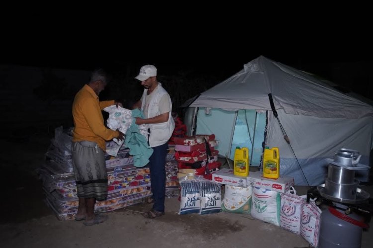 تعز.. خلية الأعمال الإنسانية تقدم مساعدات عاجلة لعائلة نازحة بعد حريق منزلها.