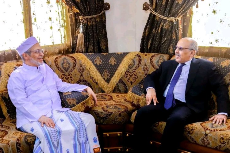 الكثيري يطّلع على أوضاع جامعة الأحقاف وتخصصاتها الأكاديمية