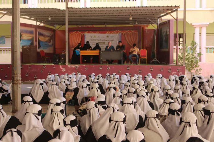 هيئة السلم المجتمعي تدشن جلسات توعوية حول مكافحة الابتزاز الإلكتروني لطالبات ثانويتين بالمكلا